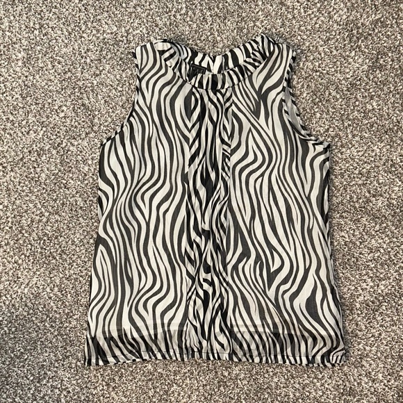 due per due Tops - Like New Due Per Due Sleeveless Blouse Size Medium